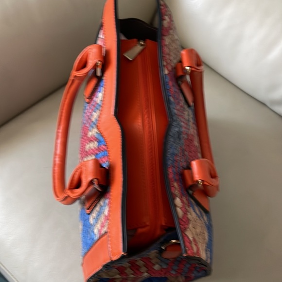Small Tote Style Purse with Removable/Adjustable Shoulder Strap - Picture 3 of 7